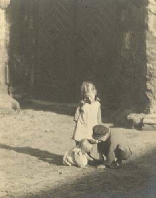 J.Funke-''three children playing in the dirt''(1920).jpg