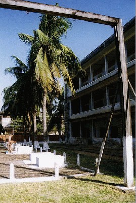 tuolsleng_gallows.jpg