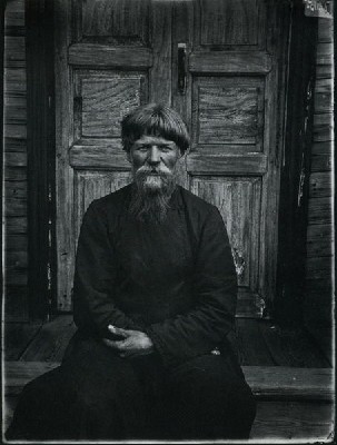 Maldos_namu_priziuretojas,1897.jpg