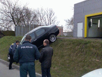 avarija_masina_kietas_vairuotojas_automobiliu_plovykla_01.jpg