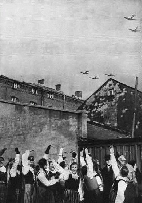 memelluftwaffe1iy-jaunimas-dziugiai-pasitinka.jpg